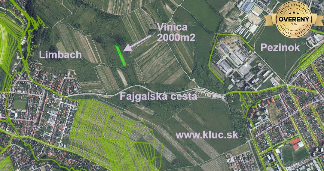Oplotený obrábaný vinohrad so studňou.Fajgalská cesta