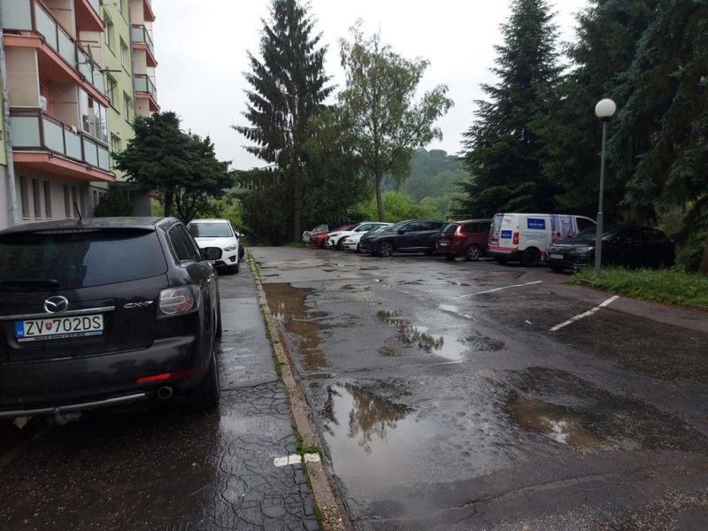 Parkovacie miesta pred panelákom obr. 1.jpg